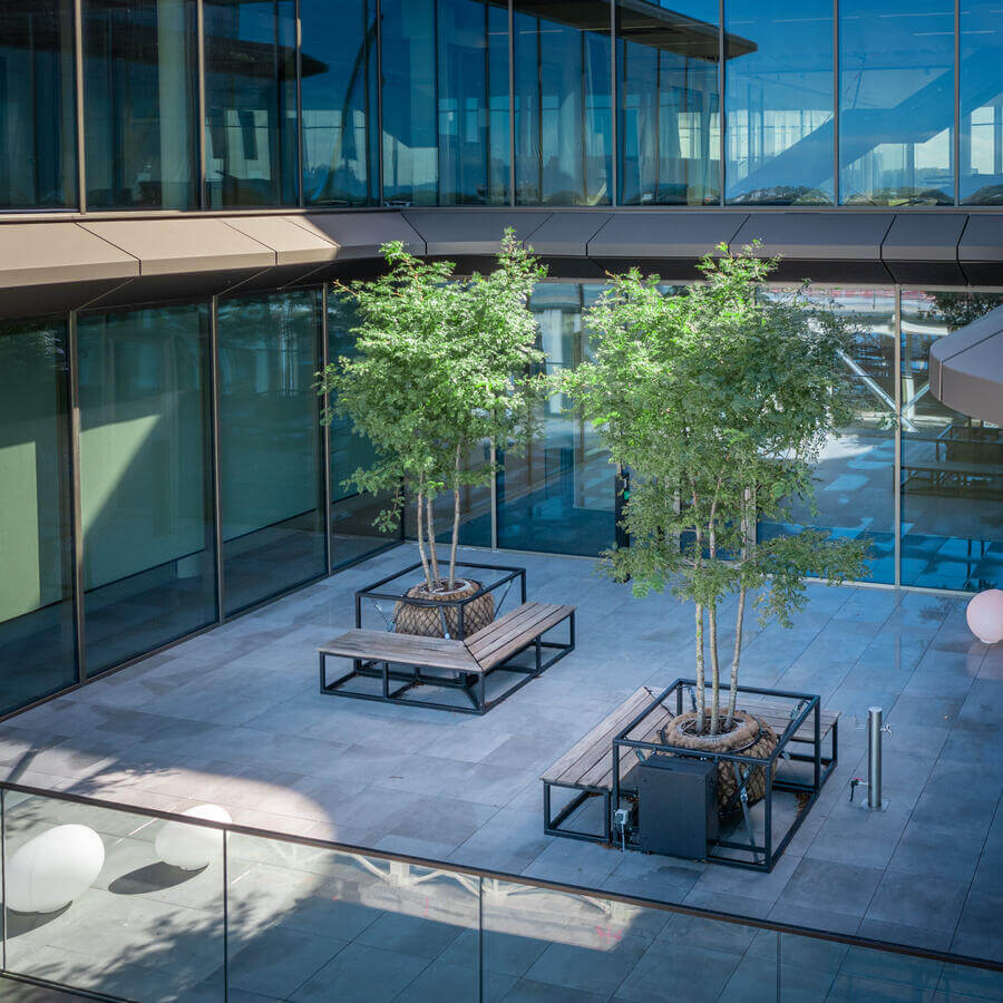 THE FINCH, OEGSTGEEST: Majestueuze bomen decoreren de balkons van dit gloednieuwe kantoorgebouw