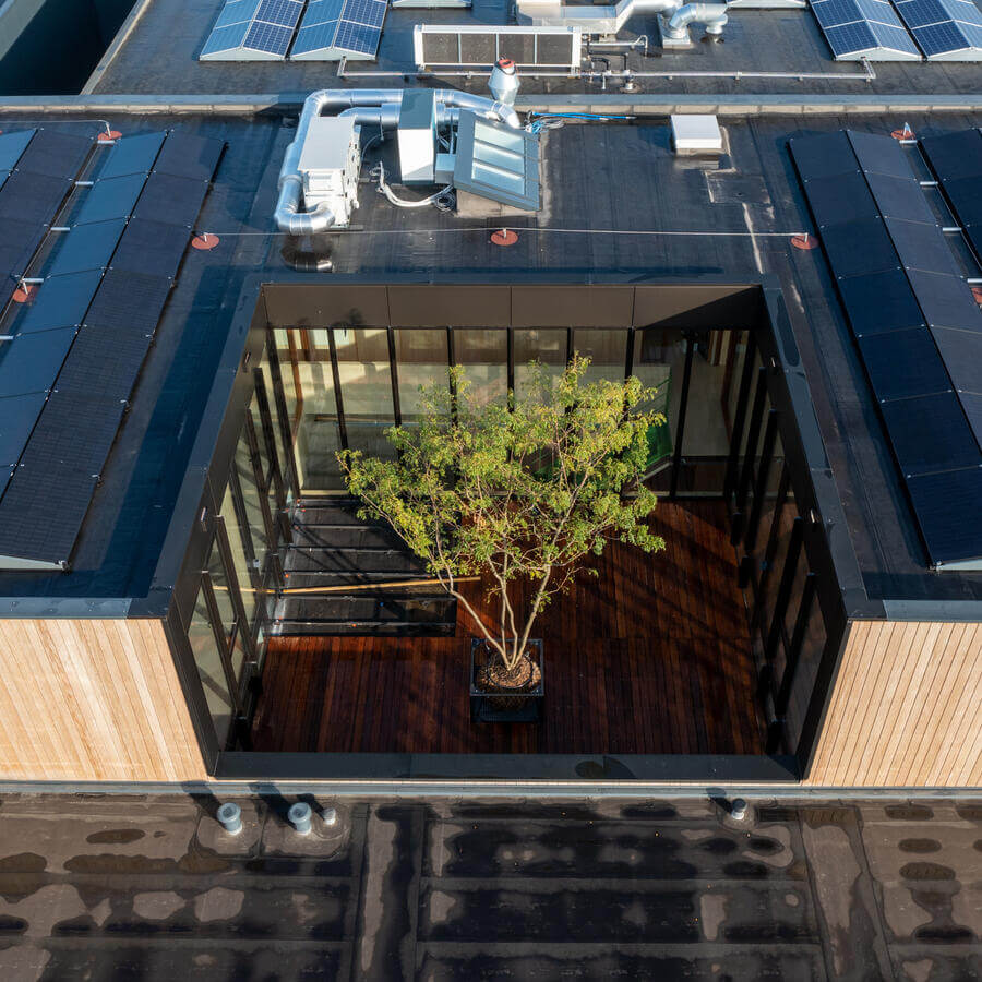 FOTOSTUDIO TWENTYTEN, AMSTERDAM: Groene parasol op patio van een houtbouw fotostudio