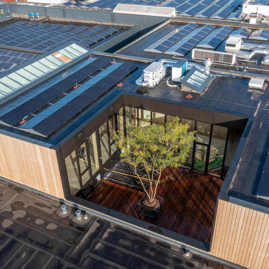 FOTOSTUDIO TWENTYTEN, AMSTERDAM: Groene parasol op patio van een houtbouw fotostudio