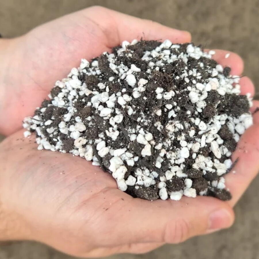 Jungle Mix.: A lightweight substrate,<br> facilitating durable plant growth.