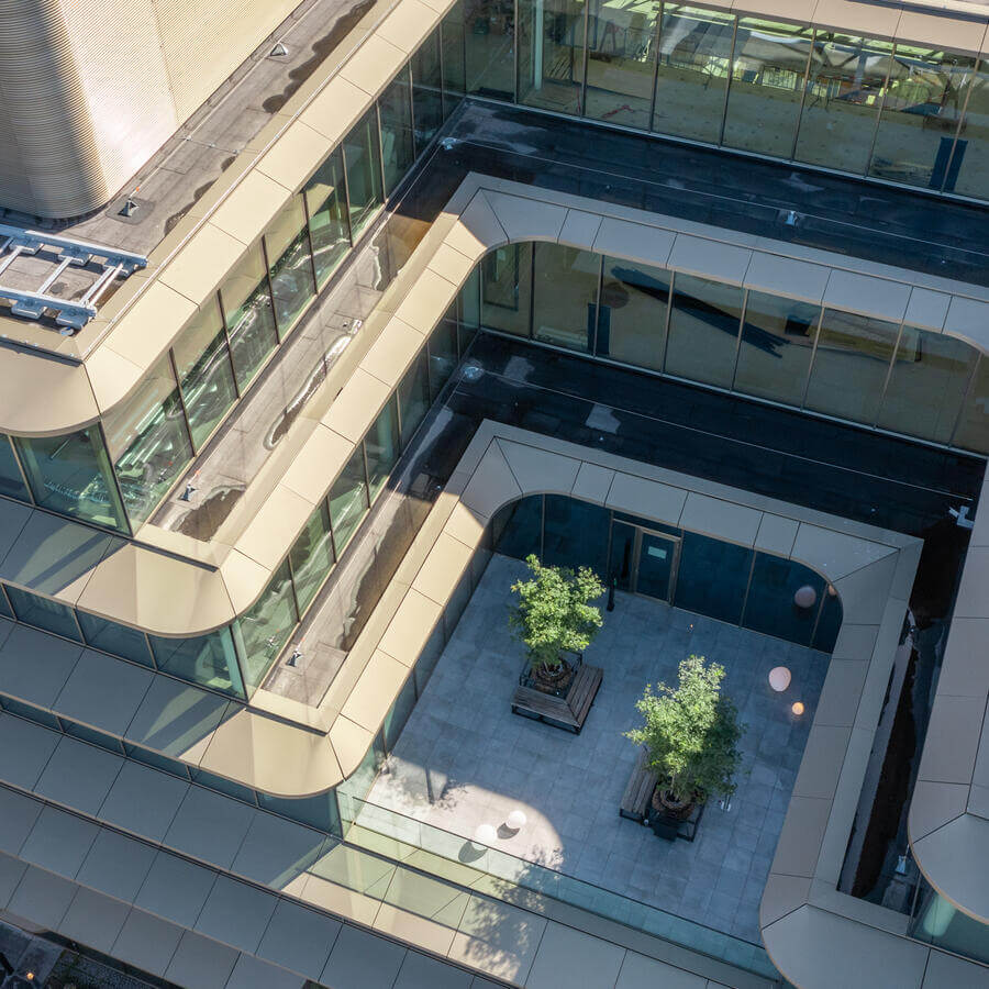 THE FINCH, OEGSTGEEST: Majestueuze bomen decoreren de balkons van dit gloednieuwe kantoorgebouw