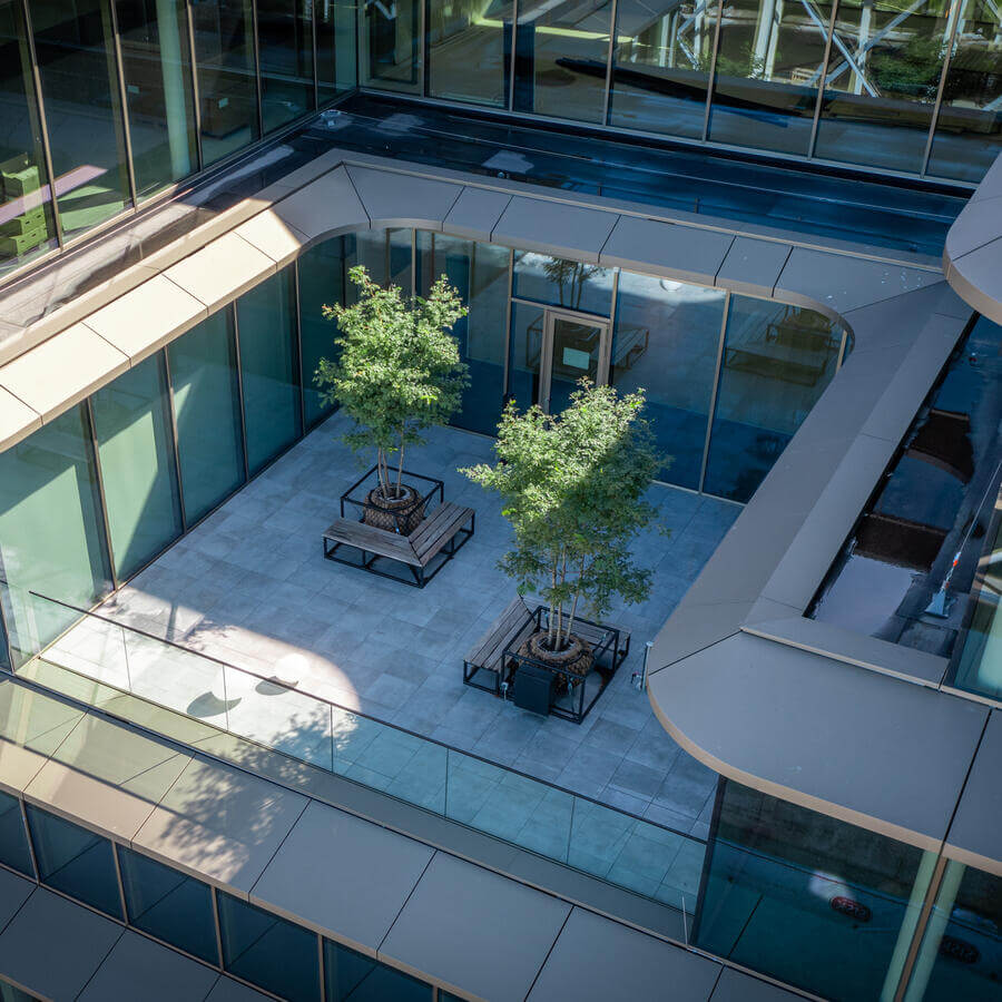 THE FINCH, OEGSTGEEST: Majestueuze bomen decoreren de balkons van dit gloednieuwe kantoorgebouw
