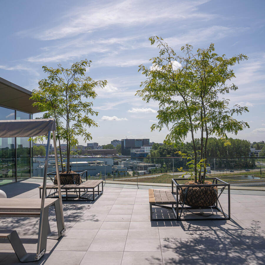 THE FINCH, OEGSTGEEST: Majestueuze bomen decoreren de balkons van dit gloednieuwe kantoorgebouw