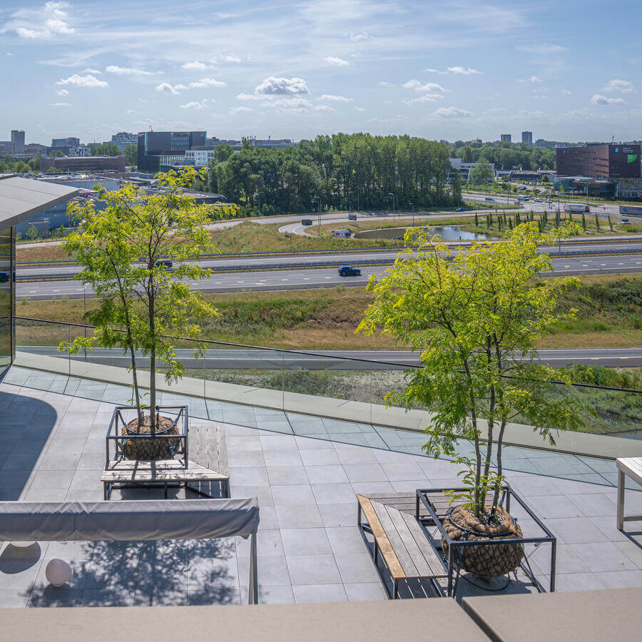 THE FINCH, OEGSTGEEST: Majestueuze bomen decoreren de balkons van dit gloednieuwe kantoorgebouw