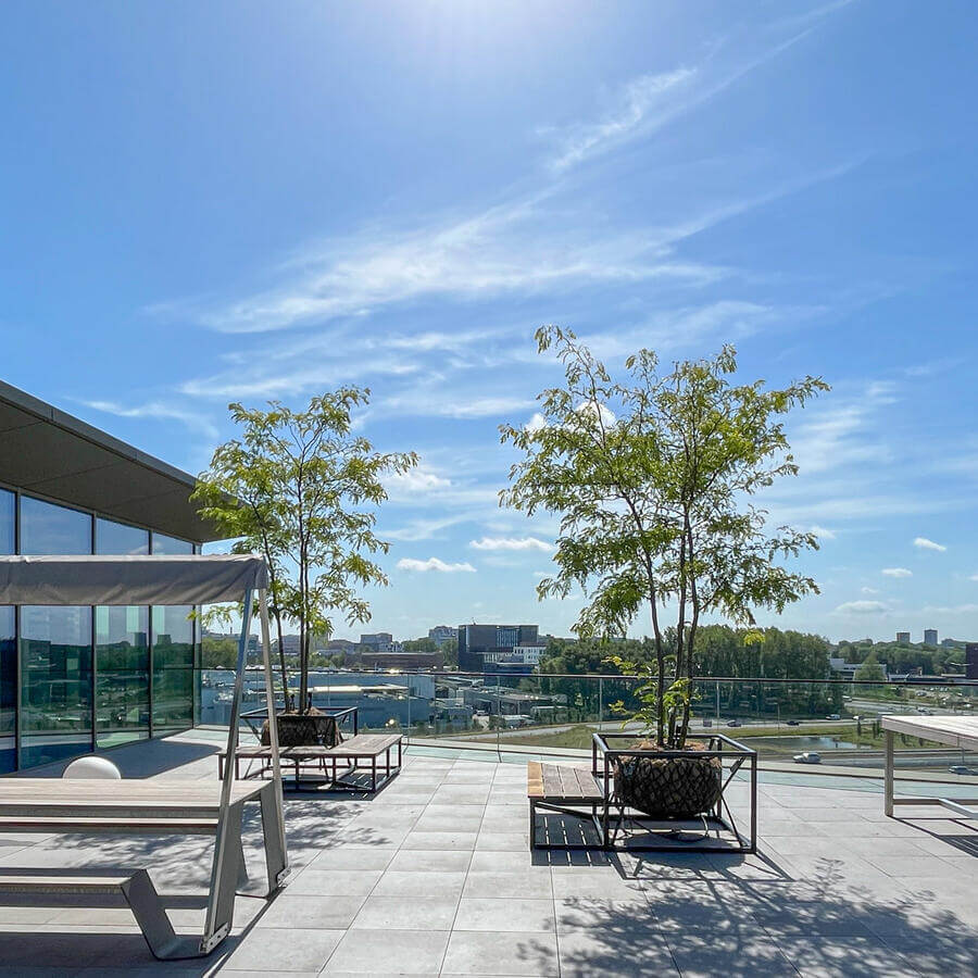 THE FINCH, OEGSTGEEST: Majestueuze bomen decoreren de balkons van dit gloednieuwe kantoorgebouw