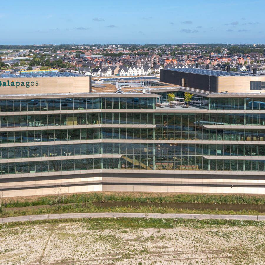 THE FINCH, OEGSTGEEST: Majestueuze bomen decoreren de balkons van dit gloednieuwe kantoorgebouw