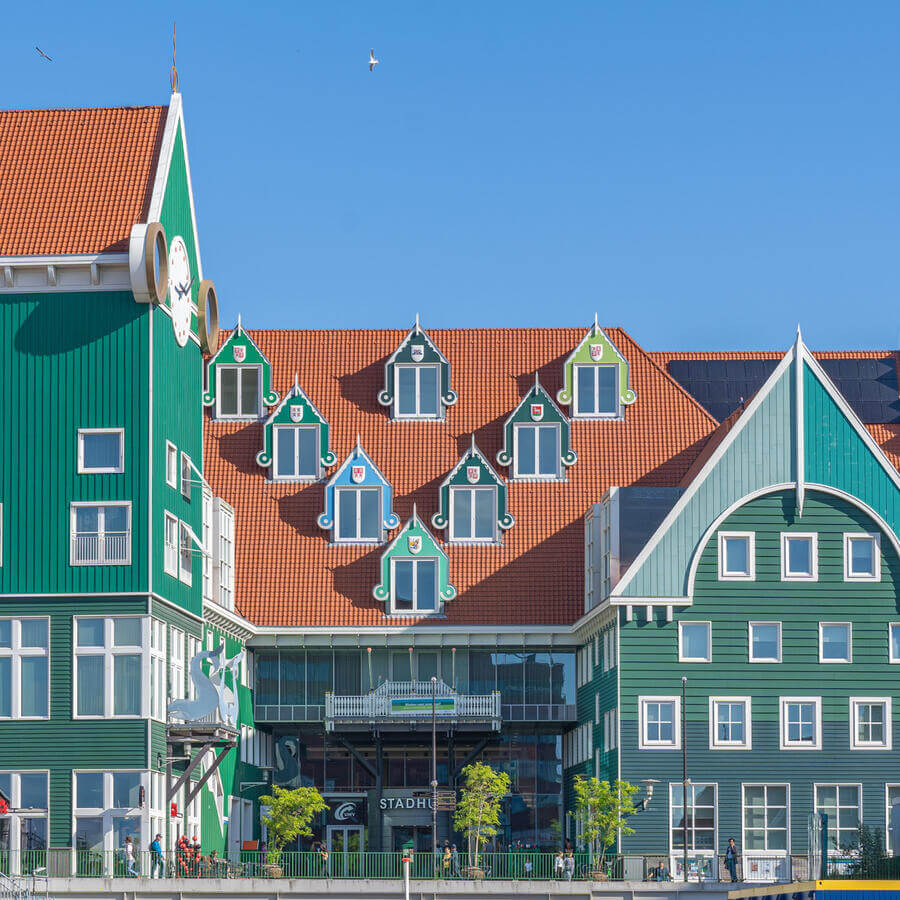 STADHUISPLEIN, ZAANDAM: Gleditsia vuurwerk bij de ingang van het gemeentehuis