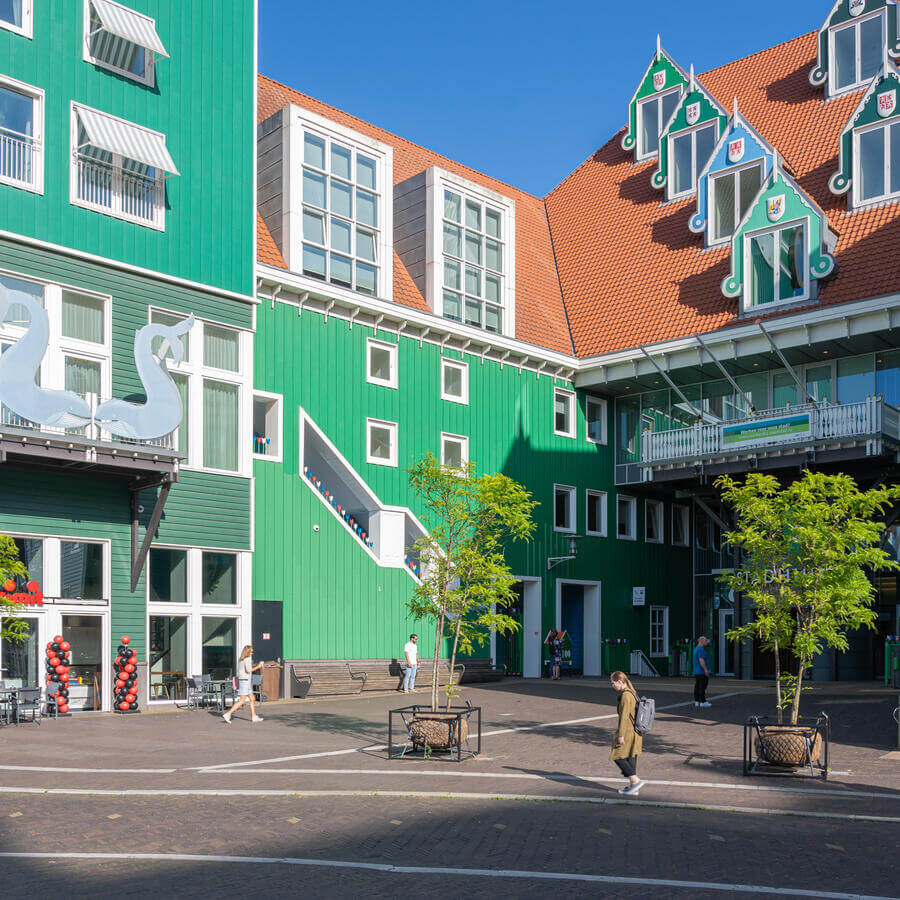 STADHUISPLEIN, ZAANDAM: Gleditsia vuurwerk bij de ingang van het gemeentehuis